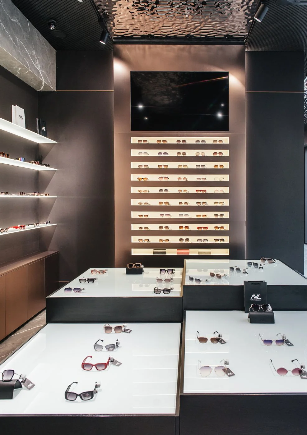 AVL Fashion Laboratory – megvilágított bemutatófal