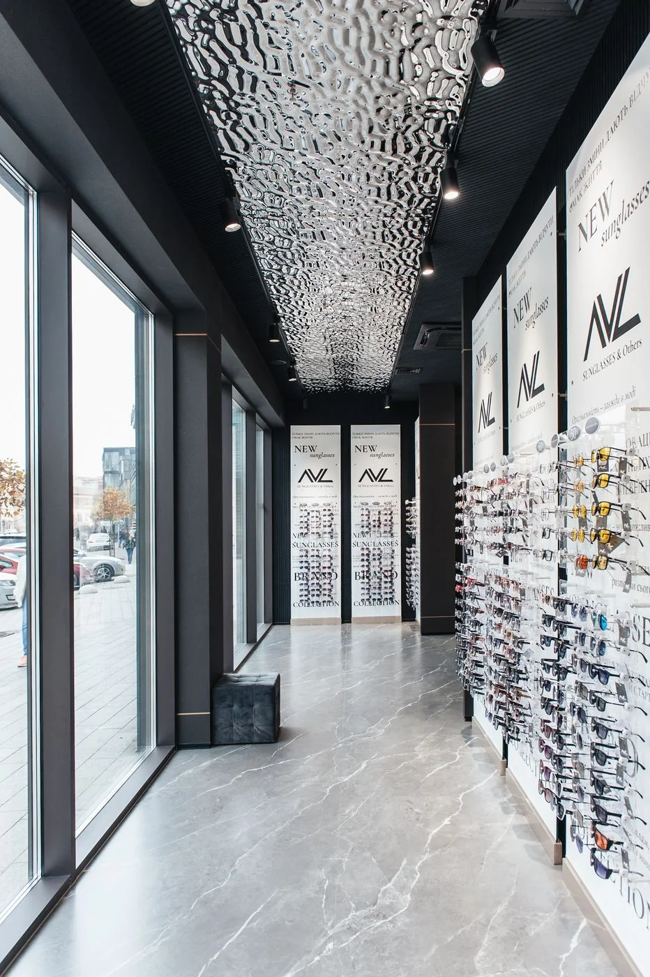 AVL Fashion Laboratory – kirakati folyosó tükrös mennyezettel