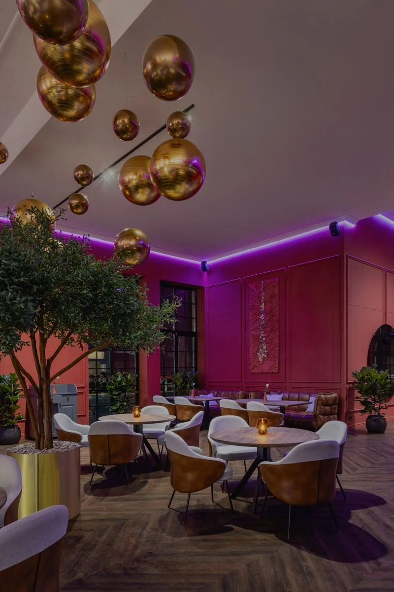 Darlin' Restobar – étterem arany gömblámpákkal