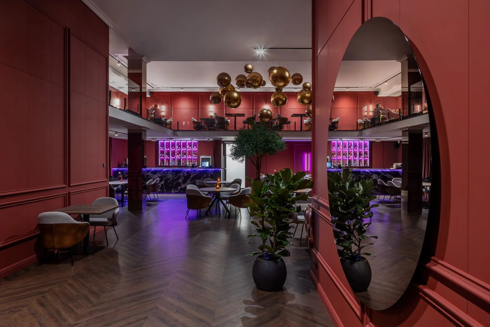 Darlin' Restobar – bordó falpaneles falak