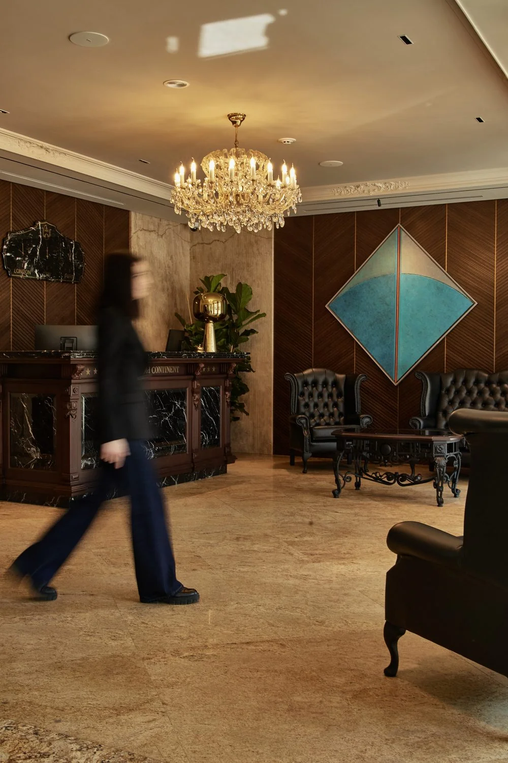Hotel Old Continent – lobby falpanelekkel