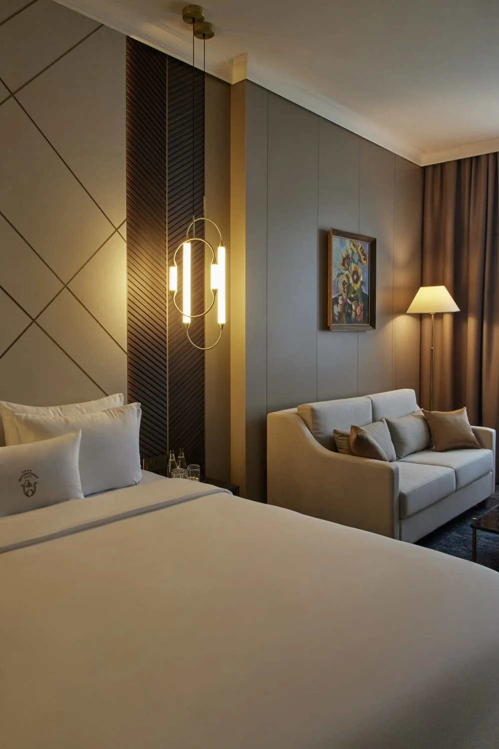 Hotel Old Continent – szoba falpanelekkel
