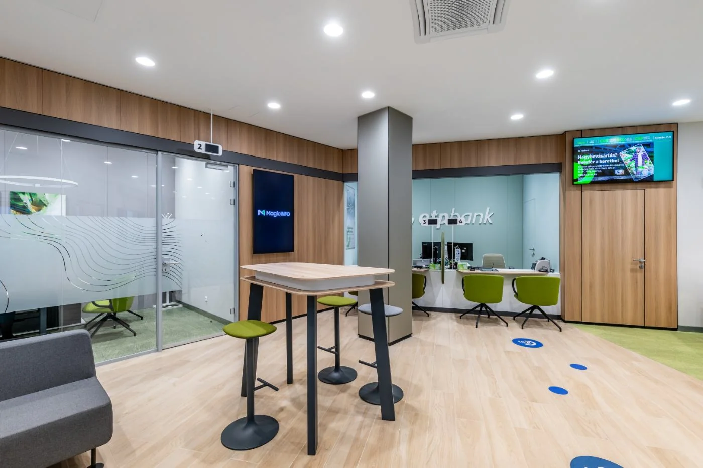 OTP Bank Pilisvörösvár – részlet