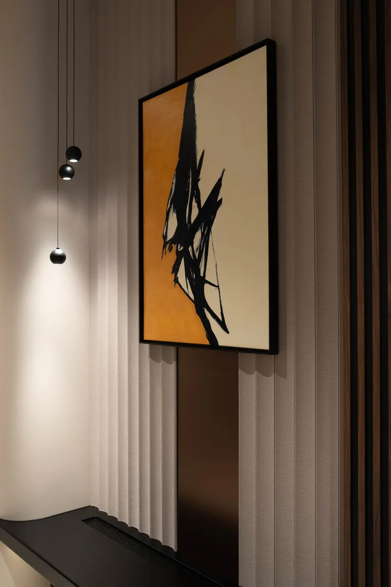Vörösmarty – ribbed wall panels with painting and pendant lights
